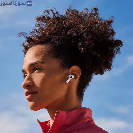 ایرباد AirPods 4 در گوش کاربر – طراحی ارگونومیک سبک