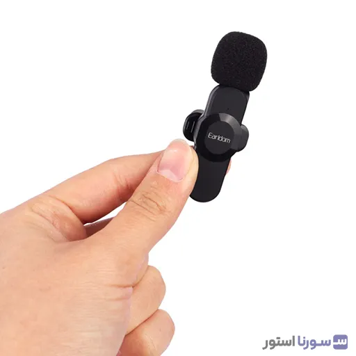 کاربر در حال تولید محتوا با میکروفون یقه ای ارلدام ET-MC7L